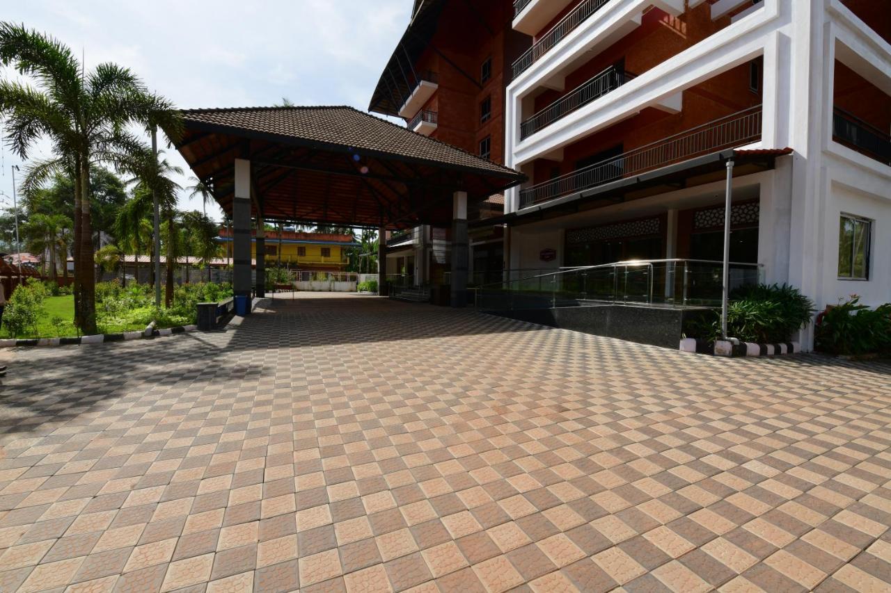 Rns One Hotel Subrahmanya Buitenkant foto